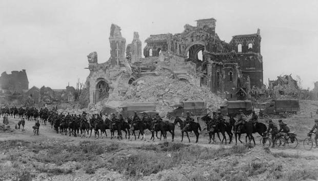 Caballería británica pasando por las ruinas de la catedral de Alberto, Francia, durante la Primera Guerra Mundial.