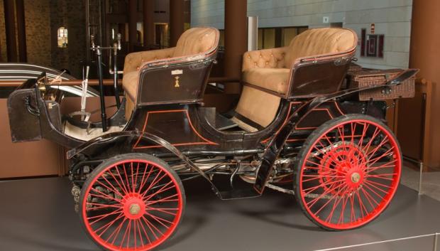 Peugeot Phaeton modelo 1898, primer vehículo de instrucción a motor del parque automovilístico del Cuerpo de Ingenieros que fue donado por el marqués de Puerto Seguro