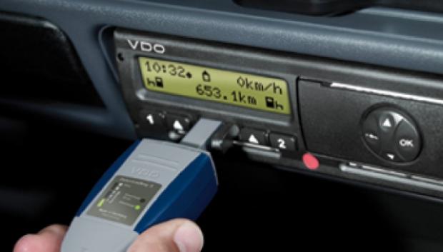 Un tacógrafo digital, la información queda almacenada en un USB personal del conductor
