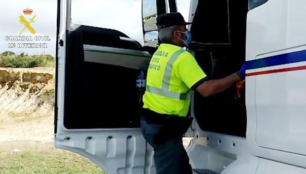 Imagen habitual de un Guardia Civil comprobando un tacógrafo de un camión