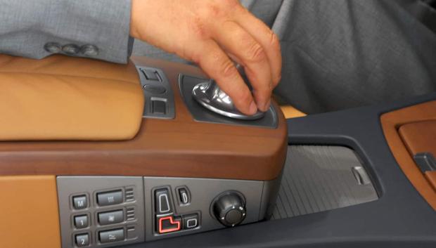 Este mando iDrive de BMW marcó el inicio de la digitalización de las órdenes más sencillas, un caos