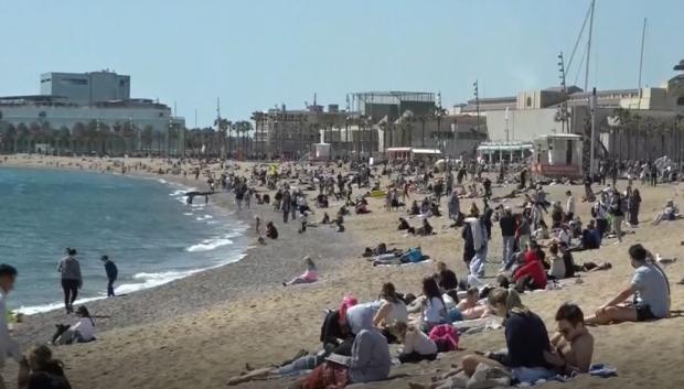 El Ayuntamiento de Barcelona ha limitado el uso de las duchas a una por playa