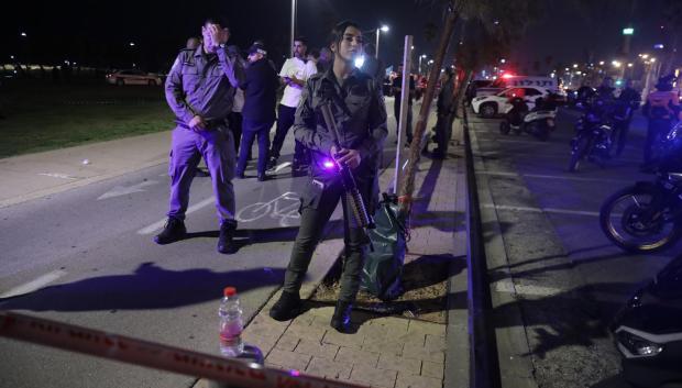 Policías israelíes vigilan la escena del ataque