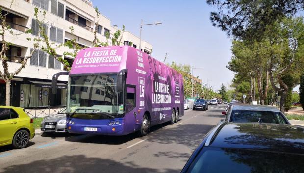 El autobús de la Fiesta de la Resurrección está recorriendo las calles de Madrid