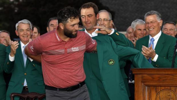 Jon Rahm recibe la chaqueta verde tras ganar el Masters de Augusta