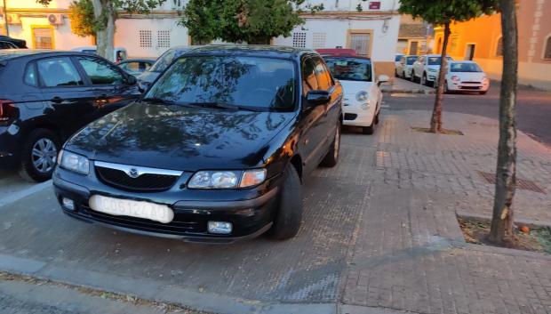 Coches estacionados sobre el acerado entre la Avenida de Cádiz y la Avenida de Fray Albino.