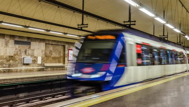 El Metro de Madrid llega al andén por el lado derecho