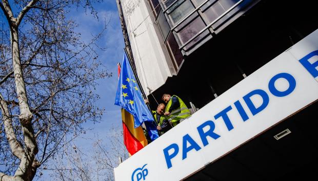 Dos trabajadores colocan una bandera de España en la sede del PP de la calle Génova, a 13 de marzo de 2023, en Madrid (España).
13 MARZO 2023;DIRECCIÓN;PP;AYUSO
Carlos Luján / Europa Press
13/3/2023