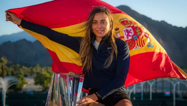 Paula Badosa posa con la bandera de España y el trofeo de Indian Wells