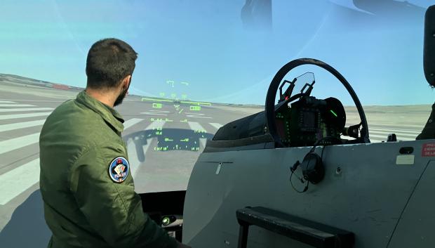 En el interior del simulador de Indra de un caza F-18. La pantalla marca el posible objetivo