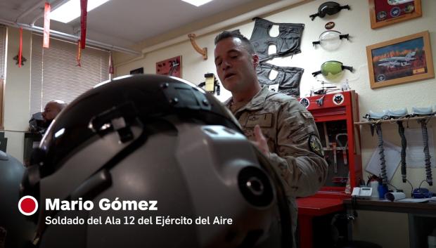 El soldado Mario Gómez, del Ala 12, explica los pormenores de los sofisticados equipos de los pilotos de F-18