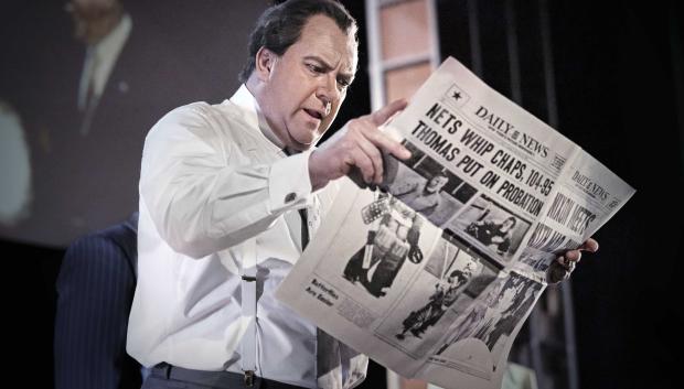 Nixon leyendo el periódico en la ópera 'Nixon in China'