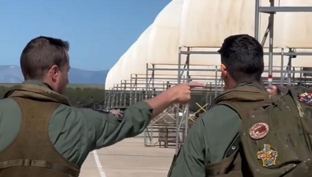 Los pilotos de F-18 se dirigen a sus respectivos cazas en el hangar de la base aérea de Torrejón