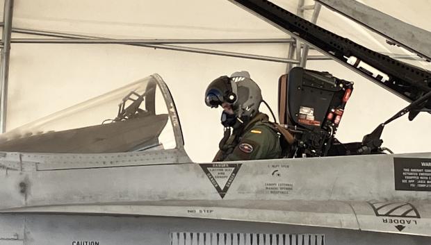 El piloto se acomoda en la cabina del F-18. Las marcas en el fuselaje del avión muestra las misiones de este caza en la guerra de los Balcanes