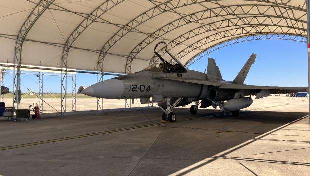 El F-18 que va a participar en el entrenamiento, en uno de los hangares de la base de Torrejón