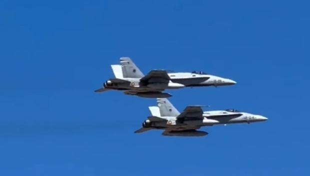 Dos cazas del Ala 12 del Ejército del Aire tras el despegue, vuelan ya para cumplir su misión de entrenamiento