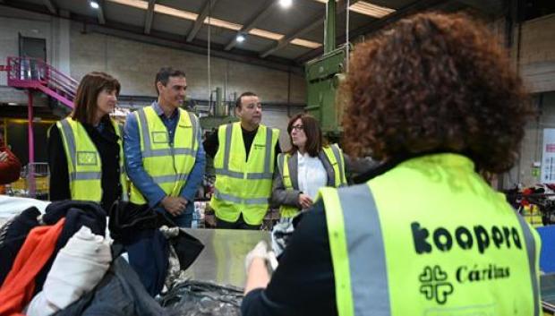 Sánchez, en una planta de reciclaje a la que ha acudido en Falcon