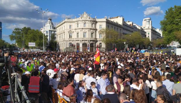 Miles de personas abarrotan Cibeles, al fondo la Casa de América