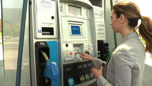 Cada vez más gasolineras se pasan al autoservicio