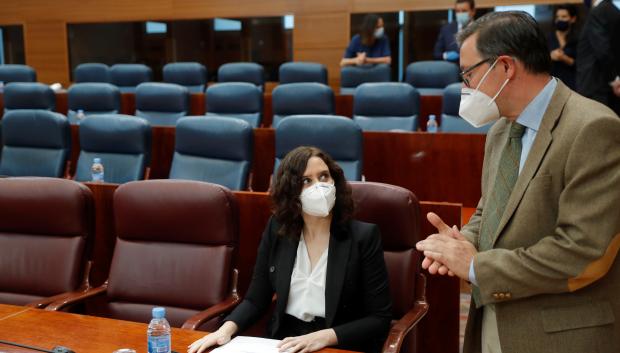 Alfonso Carlos Serrano and Isabel Díaz Ayuso, during the plenary session of the Madrid Assembly May 28, 2020