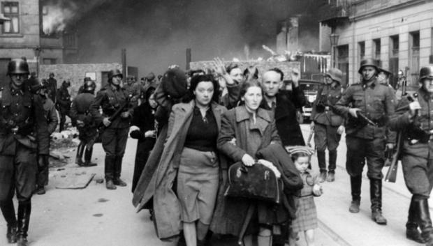 Judíos capturados durante la represión de la rebelión, siendo expulsados del gueto en llamas por soldados de las SS