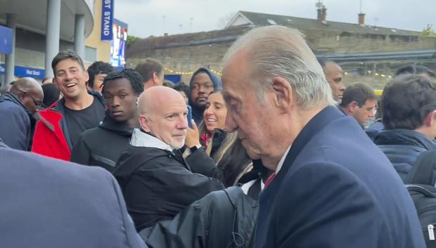 El rey Juan Carlos, a su llegada al estadio del Chelsea londinense