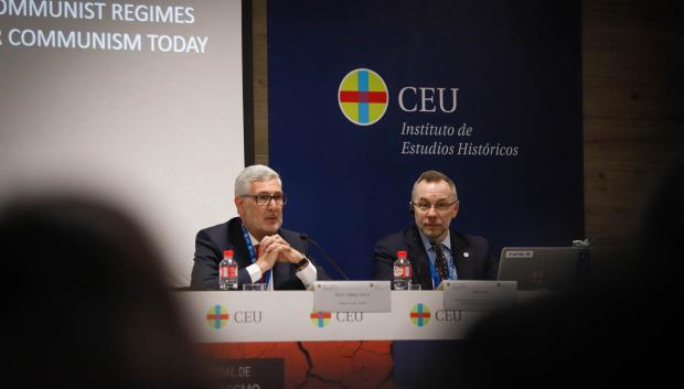 Elio A. Gallego, director de CEU-CEFAS y Ken Pope en el congreso internacional sobre víctimas del comuismo