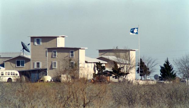 na bandera de la secta ondea sobre el complejo de la Rama Davidiana en Waco el 8 de marzo de 1993