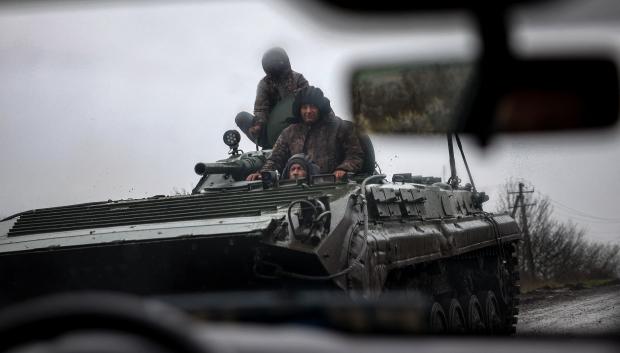 Soldados ucranianos en el frente de Bajmut
