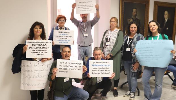 Personas antes de comenzar el pleno