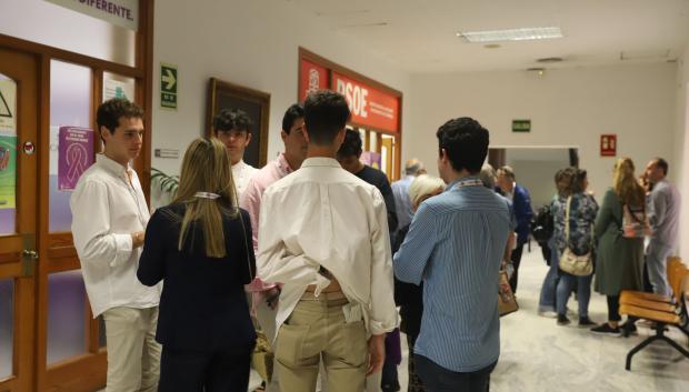 Personas antes de comenzar el pleno