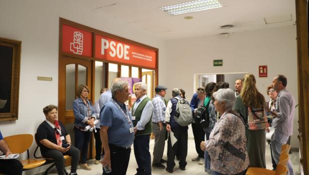 Personas antes de comenzar el pleno