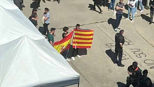 Miembros de S'ha Acabat defendiendo la unidad de España