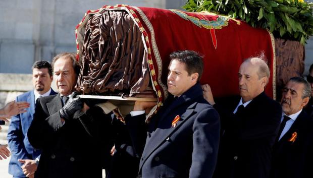 Los familiares de Franco, portando el féretro