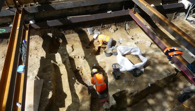 Investigadores del Inrap en el yacimiento arqueológico