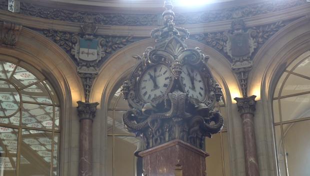 Reloj y barómetro, situado en el parqué del Palacio