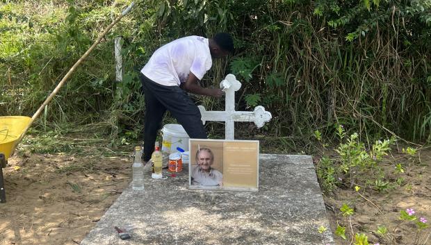 Tumba de Mama Koko en el cementerio junto al orfanato