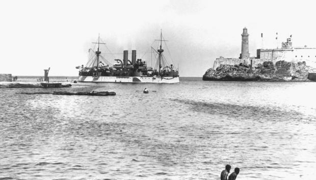 El Maine entrando en el puerto de La Habana el 25 de enero de 1898, tres semanas antes de su destrucción. A la derecha la fortaleza del Castillo del Morro NARA FILE #: 111-SC-94543 WAR & CONFLICT #: 270