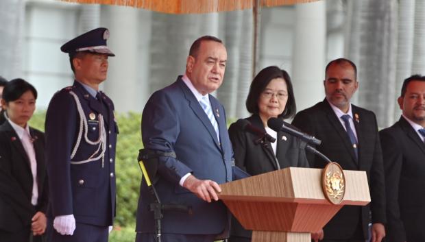 El presidente de Guatemala, Aleiandro Eduardo Giammattei Falla (centro), habla junto a la presidenta de Taiwán, Tsai Ing-wen