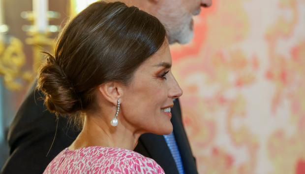 Detalle del moño y pendientes de la Reina Letizia