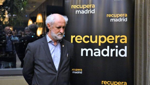 Luis Cueto junto al logo de Recupera Madrid
