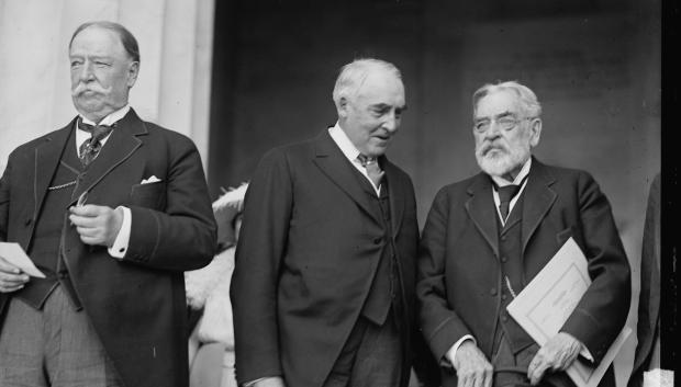 El entonces presidente de la Corte Suprema William Howard Taft (izquierda) con el presidente Warren G. Harding (centro) y el exsecretario de Guerra Robert Lincoln en la inauguración del Monumento a Lincoln, el 30 de mayo de 1922