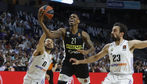 MADRID, 27/04/2023.- El base del Partizán Belgrado James Nunnally (c) entra a canasta entre Williams-Goss (i) y Sergio Llull, ambos del Real Madrid, durante el segundo partido de los cuartos de final de la EuroLiga disputado este jueves en el Wizink Center, en Madrid. EFE/Juan Carlos Hidalgo