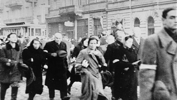 Los judíos del ghetto de Varsovia son obligados a marchar a través del ghetto durante la deportación