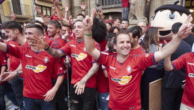 Jagoba Arrasate celebra con sus jugadores el ascenso en las calles de Pamplona.