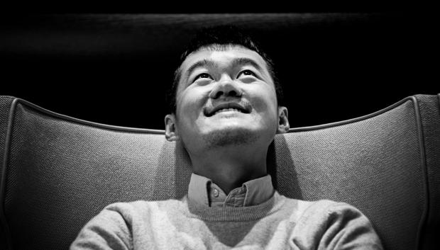 Ding Liren sonríe tras conquistar el título mundial en Astaná