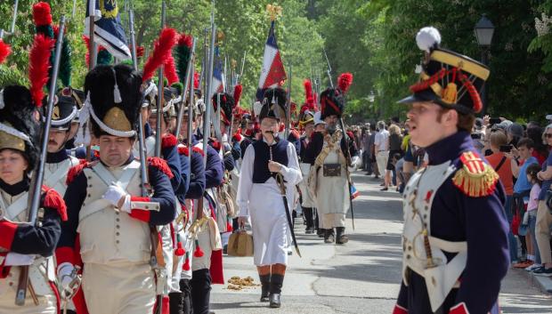 Las tropas francesas encabezan el desfile por el Parque del Retiro