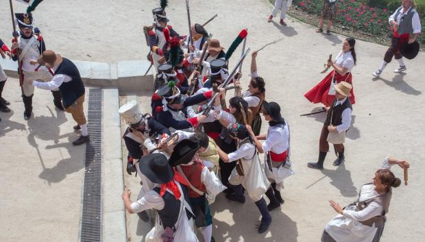 Enfrentamiento entre madrileños y tropas francesas durante los paseos históricos