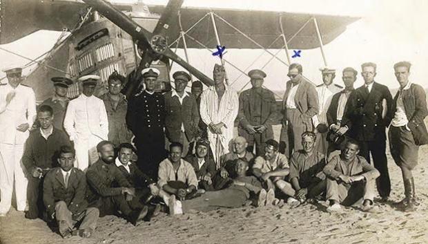 Antoine de Saint-Exupéry y el capitán Ignacio Hidalgo de Cisneros y López Montenegro, entre otros, en el Sahara