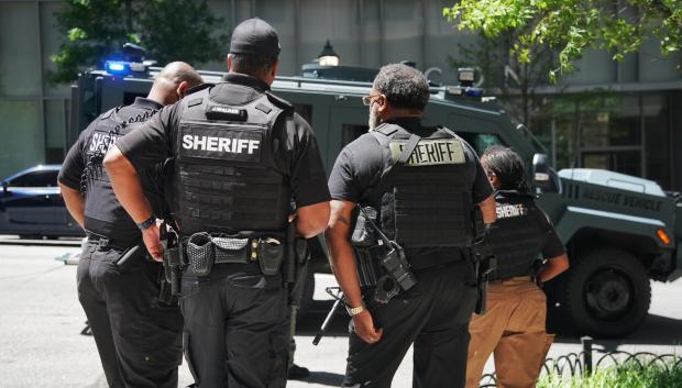 Miembros del departamento de Policía de Atlanta montan guardia después de que un hombre disparase a cuatro personas en Atlanta, Georgia